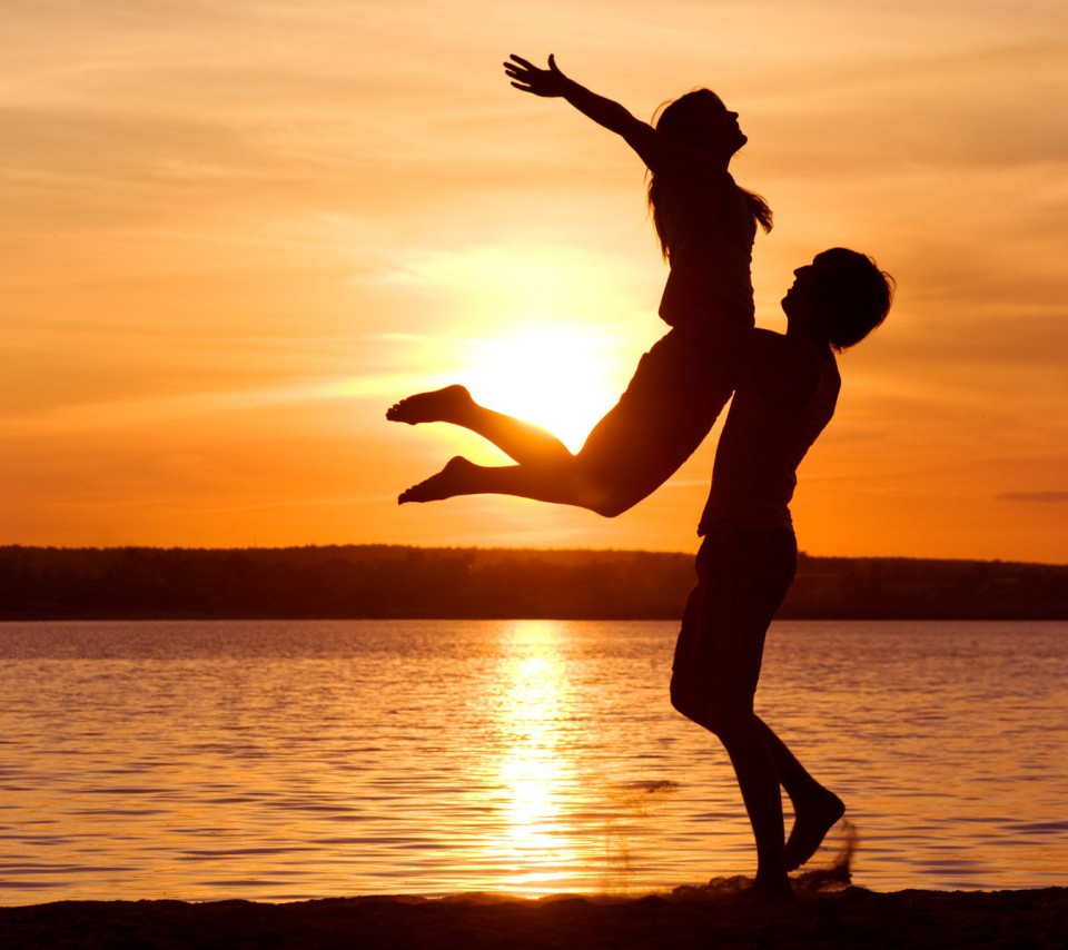 love-man-woman-silhouette-sun-sunset-sea-lake-beach-854x960
